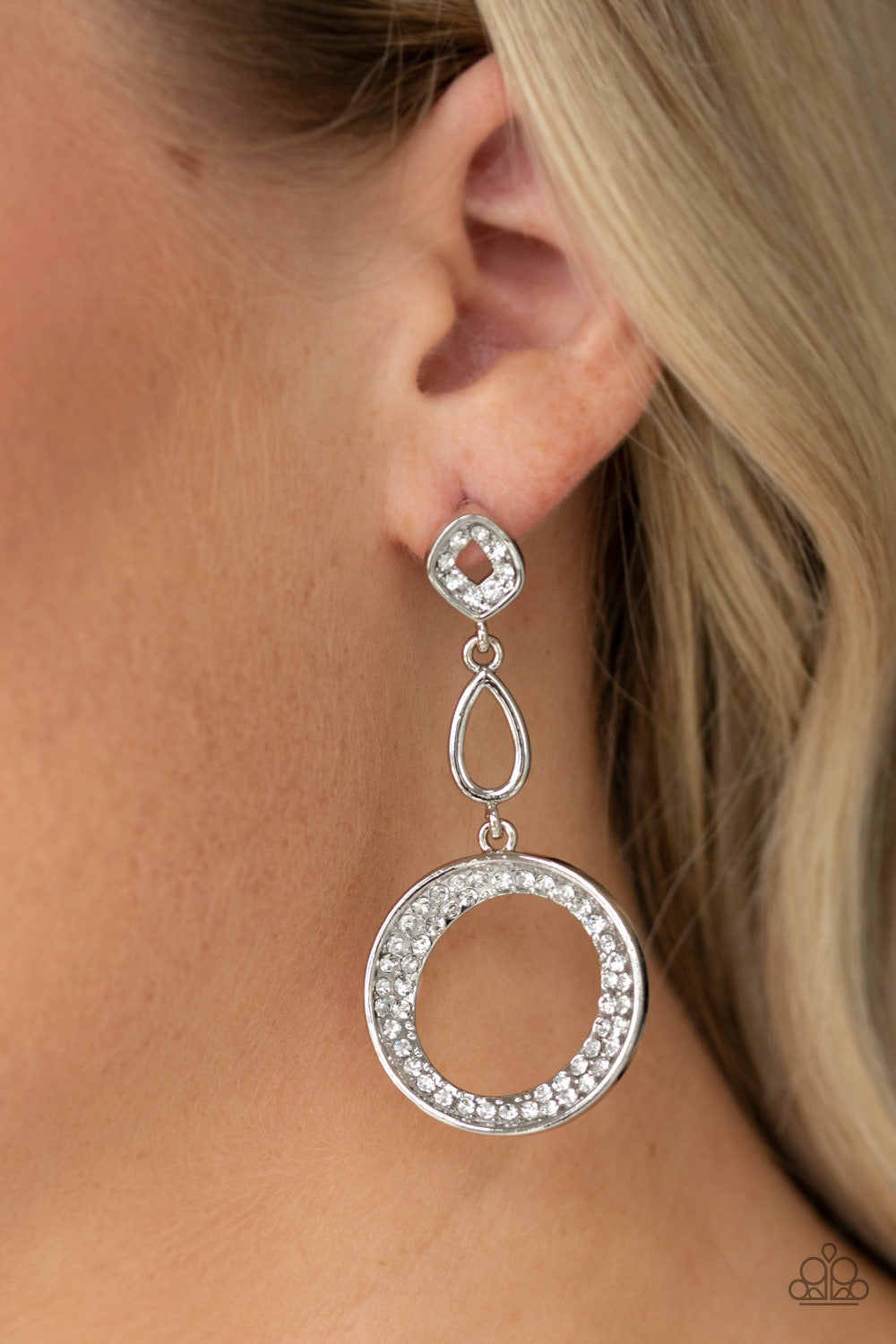 Paparazzi  Earrings -  On The Glamour Scene - White